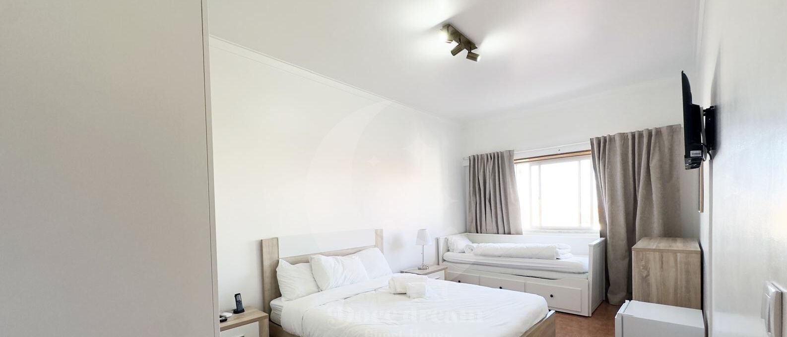 Safe på rommet, individuelt innredet og skrivebord for bærbar PC