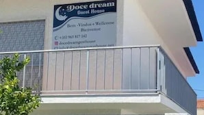Una casa de huéspedes llamada 'Doce dream' con un número de contacto y sitio web.
