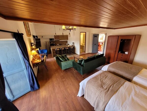 2 makuuhuonetta, työpöytä, ilmainen Wi-Fi, vuodevaatteet