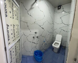 Douche, douche à « effet pluie », serviettes fournies, savon