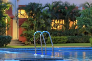 Una piscina al aire libre