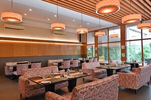 Se sirven desayunos, almuerzos y cenas; cocina india