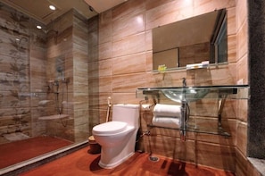 Chambre « Premier », vue ville | Salle de bain