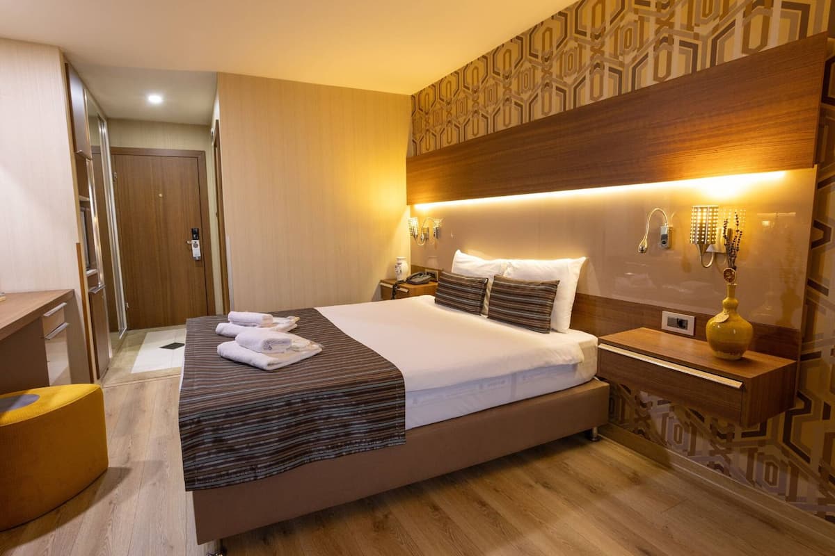 In-room safe, WiFi (free)