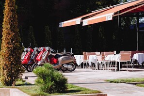 Outdoor dining - Pana Boutique Hotel (Shymkent)