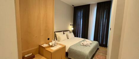 Chambre Double Standard, vue ville | Coffres-forts dans les chambres, bureau