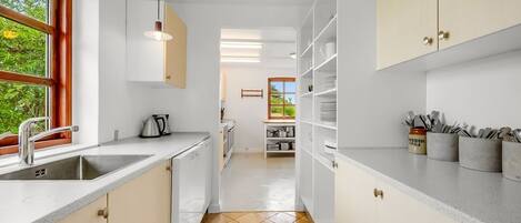 Fridge, microwave, dishwasher, cookware/dishes/utensils