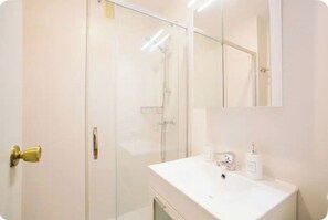 Douche, sèche-cheveux, serviettes fournies, savon