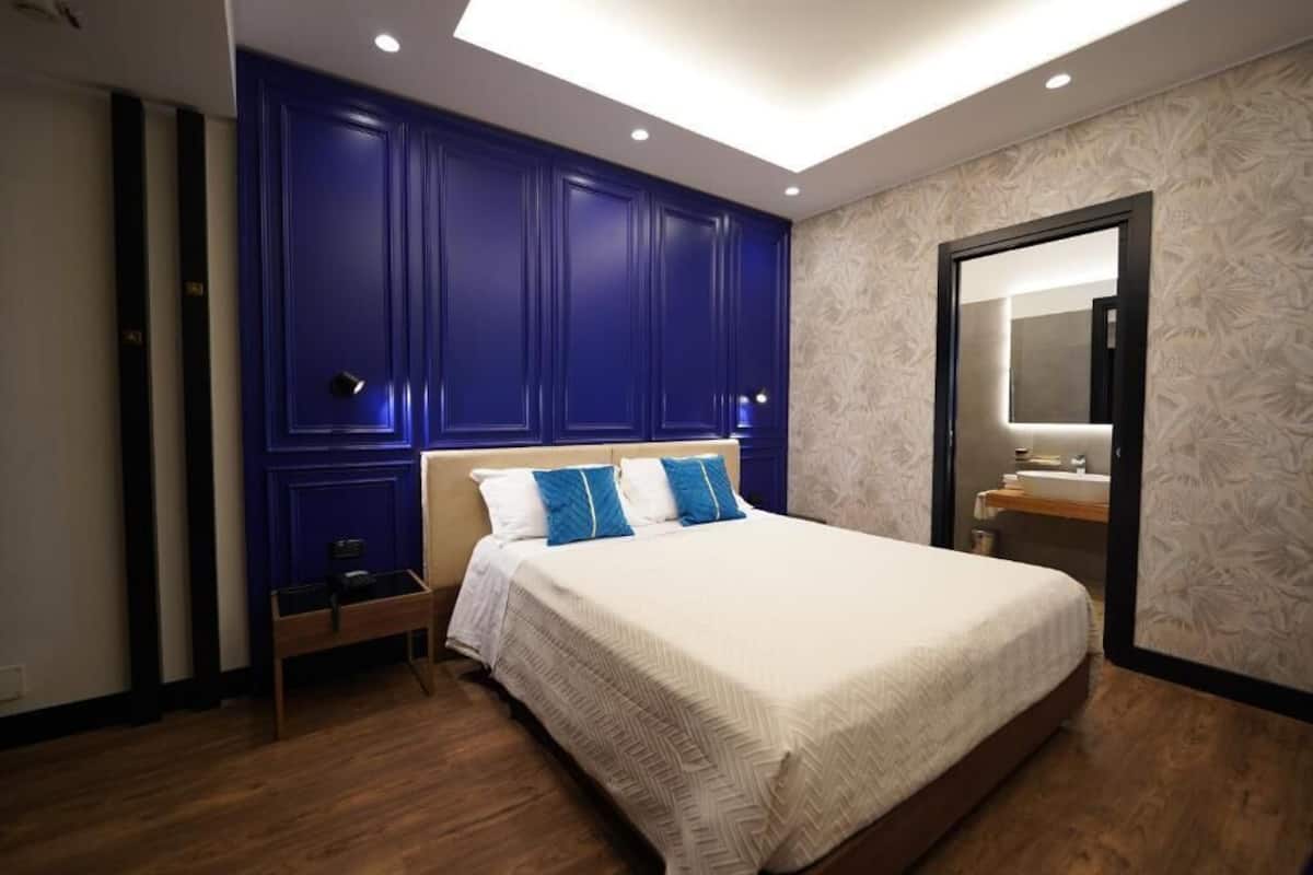 Camera Deluxe con letto matrimoniale o 2 letti singoli | 1 camera, una cassaforte in camera, una scrivania, insonorizzazione