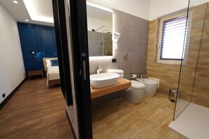 Junior Suite, Balcony | Bathroom | Towels, soap, shampoo, toilet paper - Re Di Cuori Hotel (Caianello)