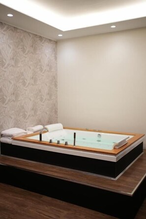 Exclusive Suite, 1 King Bed | In-room safe, desk, soundproofing, free WiFi - Re Di Cuori Hotel (Caianello)