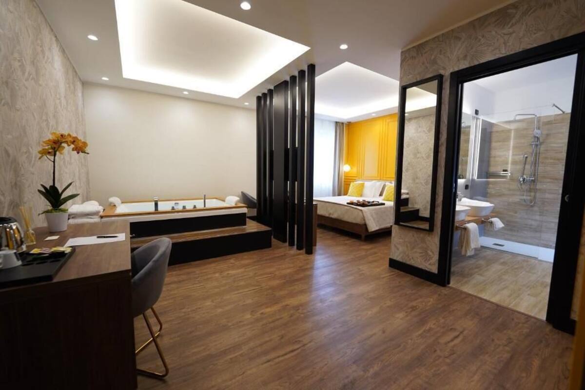 Suite – exclusive, 1 kingsize-seng | Safe på rommet, skrivebord, lydisolert og wi-fi (inkludert)