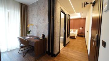 Junior Suite, Balcony | Business center