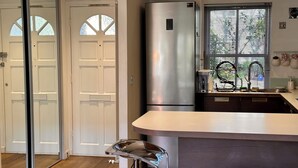 Private kitchen - Charming 1-Bedroom House in Wonderful London with WiFi (London)