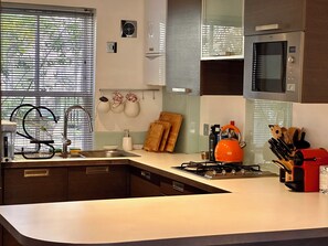 Réfrigérateur, four à micro-ondes, un four, surface de cuisson