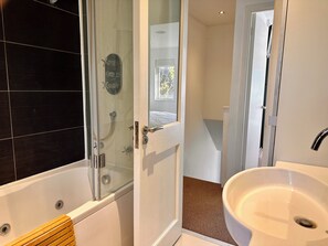 Sèche-cheveux, serviettes fournies, papier toilette