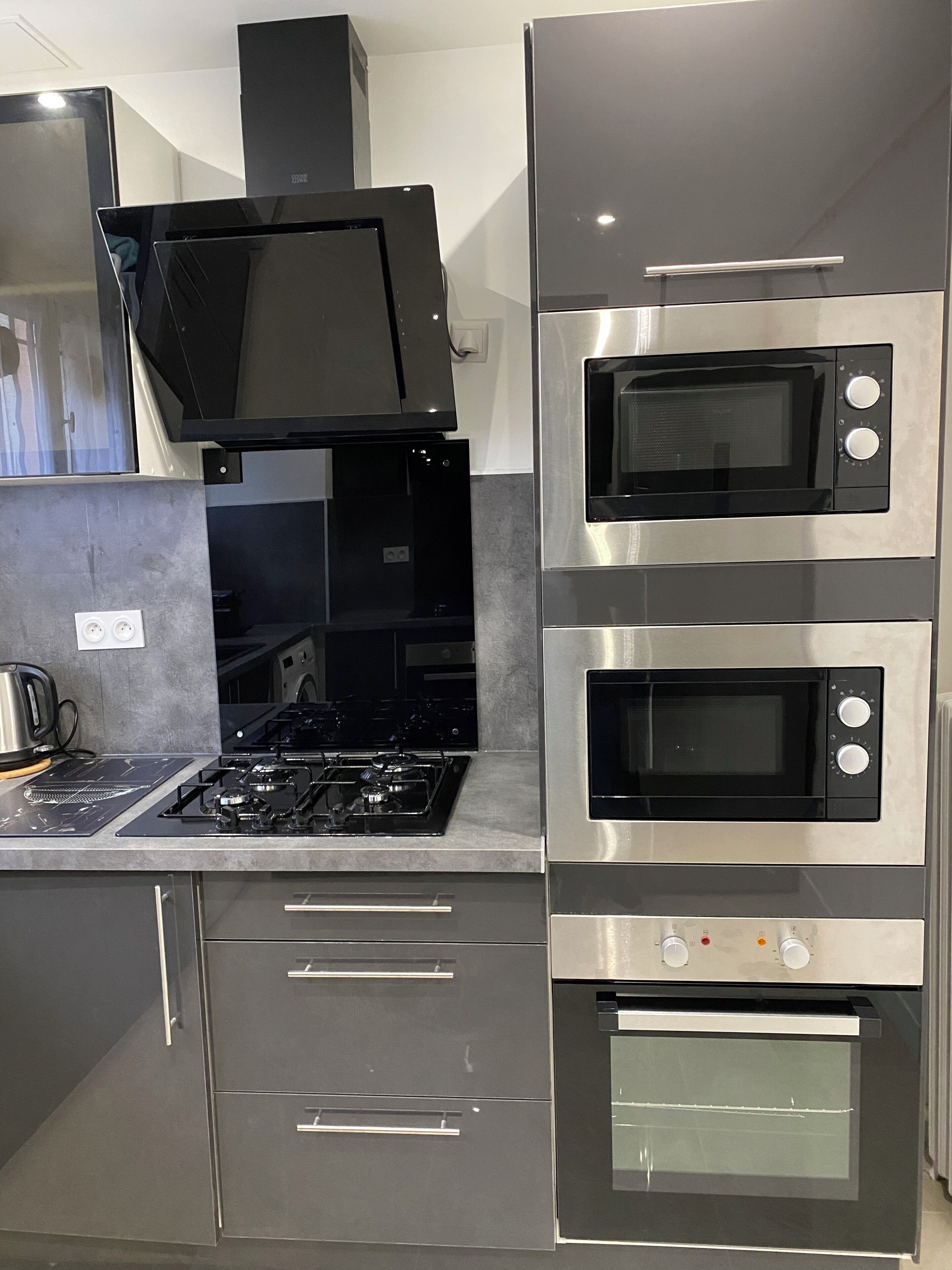 Micro-ondes, four, plaque de cuisson