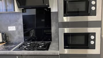 Micro-ondes, four, plaque de cuisson