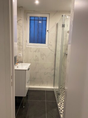 Douche, sèche-cheveux, serviettes fournies, savon