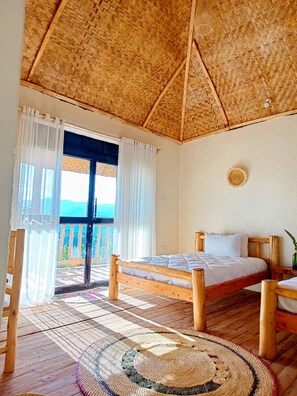 Een bureau, een laptopwerkplek, verduisterende gordijnen