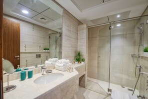 Hair dryer, towels, soap, toilet paper - Airvistas Studio Apartment At Reef Residence JVC (Dubai)