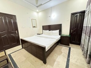 Dobbelt- eller tomannsrom – deluxe | Lydisolert, strykejern/-brett og wi-fi (inkludert)