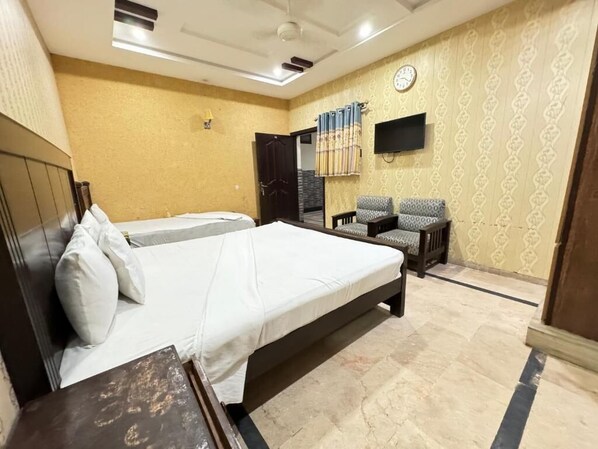Deluxe Triple Room | Soundproofing, iron/ironing board, free WiFi - Millat Guest House G9-4 (Islamabad)