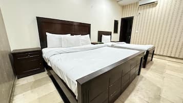 Deluxe Triple Room | Soundproofing, iron/ironing board, free WiFi