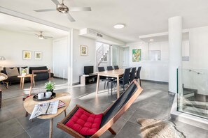 Apartment, Meerblick | Wohnbereich | Fernseher