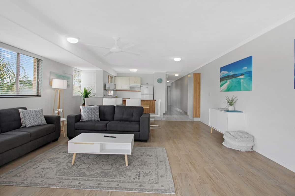 Deluxe appartement, 3 slaapkamers, balkon, gedeeltelijk uitzicht op oceaan | Woonruimte | Een flatscreentelevisie
