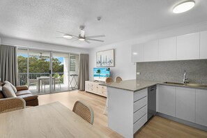 Appartement Deluxe, balcon, vue partielle sur l'océan | Cuisine privée | Grand réfrigérateur, micro-ondes, four, plaque de cuisson