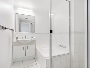 Family Apartment, 2 Bedrooms, Balcony, Partial Ocean View | Bilik Mandi | Tab mandi dan pancuran berasingan, pengering rambut, tuala disediakan 