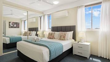 Apartamento luxo, 3 quartos, sacada, vista parcial para o oceano | 2 quartos, ferros/tábuas de passar roupa, Wi-Fi de cortesia