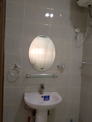 Ducha, toallas, jabón, papel higiénico