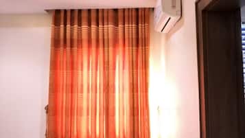 3 camere, una scrivania, postazione laptop