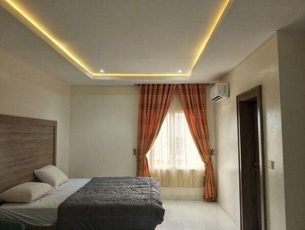 3 bedrooms, desk, laptop workspace - Favour home (Abuja)