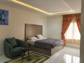 3 habitaciones, escritorio y espacio para trabajar con laptop 