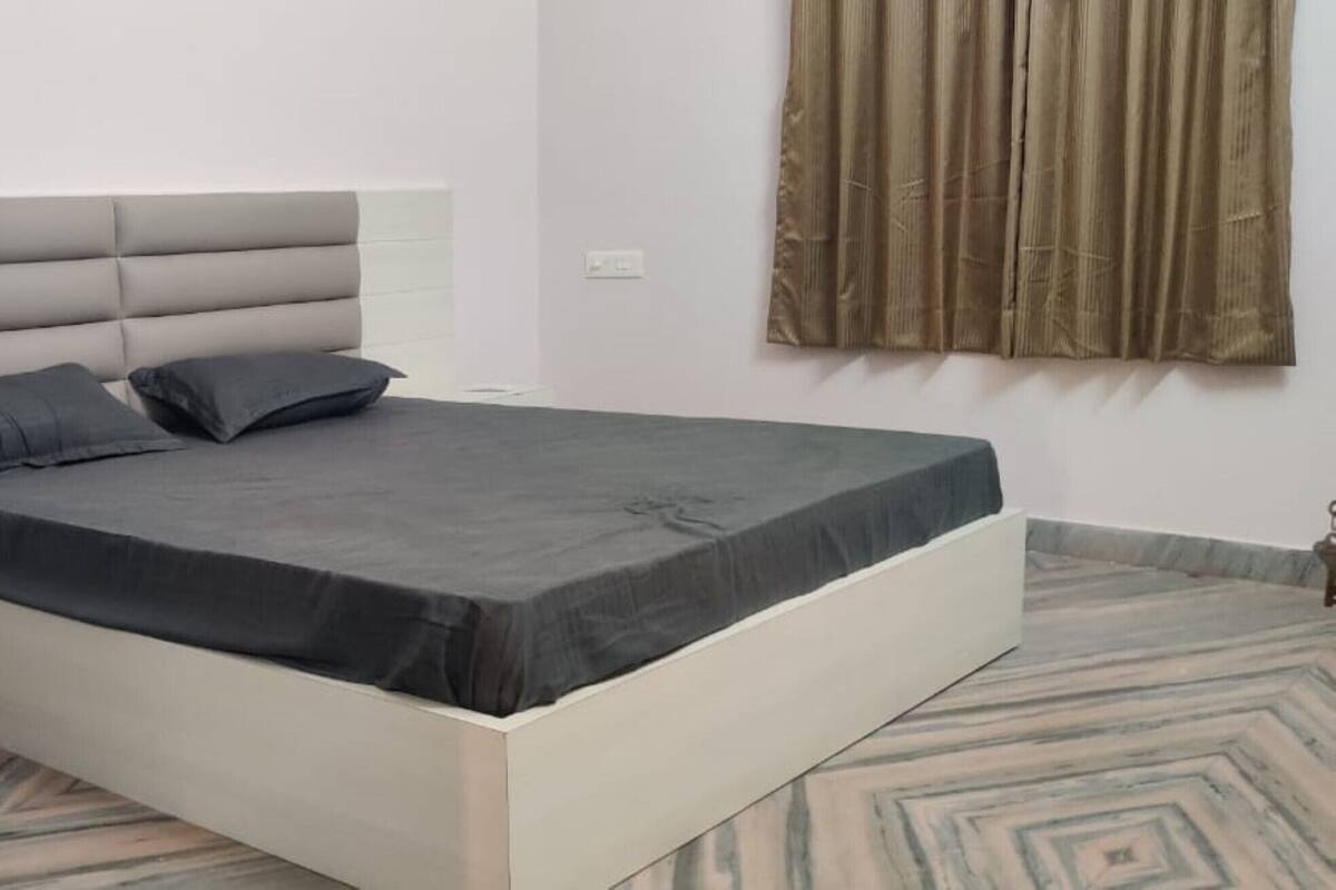 Deluxe Double Room, City View | Soundproofing, free WiFi, bed sheets