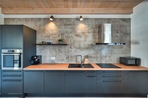 Fridge, microwave, oven, stovetop - Villa Vitassi
Charming 4-bedroom villa with a private pool located in Pula. (Pula)