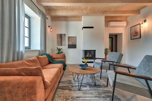 Smart TV, caminetto, tavolo da ping pong