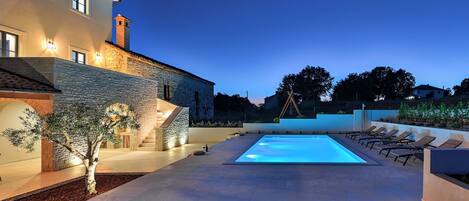 Piscina all'aperto, una piscina riscaldata