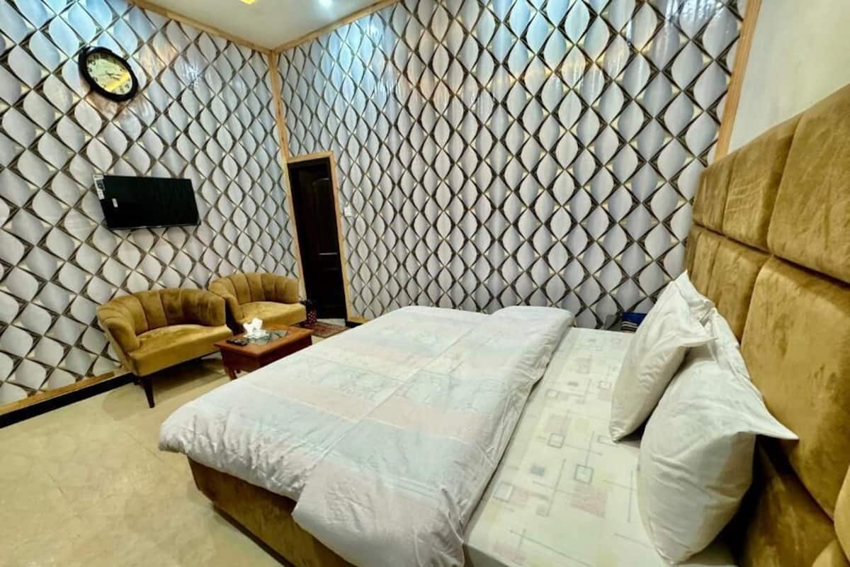 Deluxe kamer, 1 twee- of 2 eenpersoonsbedden | Geluiddichte muren, een strijkplank/strijkijzer, gratis wifi
