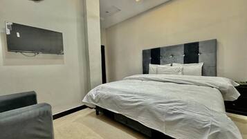 Habitación Deluxe con 1 cama matrimonial o 2 individuales | Insonorización, tabla de planchar con plancha y wifi gratis