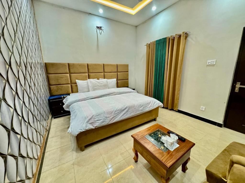 Habitación Deluxe con 1 cama matrimonial o 2 individuales | Insonorización, tabla de planchar con plancha y wifi gratis 