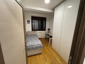 2 soverom, skrivebord, skrivebord for bærbar PC og strykejern/-brett