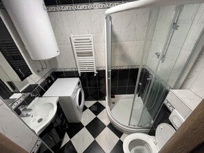 Toalettartikler (inkludert), hårføner, håndklær og såpe