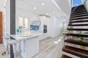 Luksus-lejlighed - byudsigt | Privat køkken | Køleskab/fryser i fuld størrelse, mikrobølgeovn, ovn, kogeplade