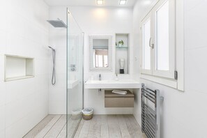 Luxury-Apartment, Stadtblick | Badezimmer | Dusche, Haartrockner, Handtücher, Seife
