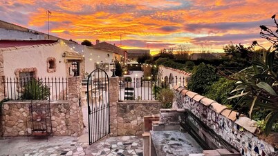 6 Bed House Sleeps 12 - Pool, Hot Tub, Fireplace