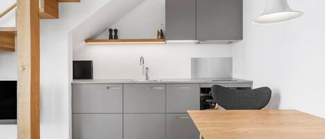 Lägenhet Deluxe - utsikt mot trädgården | Eget kök